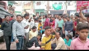 पानी न आने से परेशान जनता उतरी सड़कों पर