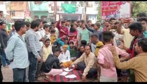 पानी न आने से परेशान जनता उतरी सड़कों पर