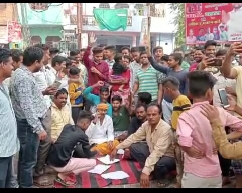 पानी न आने से परेशान जनता उतरी सड़कों पर