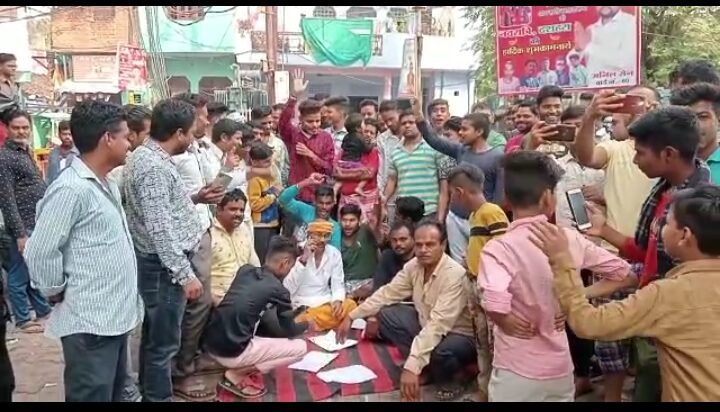 पानी न आने से परेशान जनता उतरी सड़कों पर