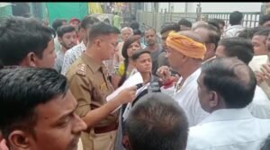 पानी न आने से परेशान जनता उतरी सड़कों पर