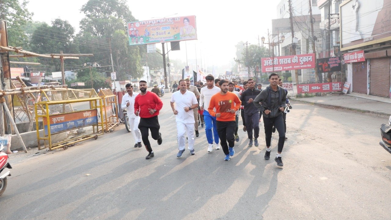रन फॉर यूनिटी में दौड़े जिलाधिकारी तो दौड़ी झांसी