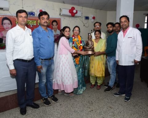 सेवा निवृत्ति पर सीनियर नर्सिंग ऑफिसर को प्रदन किया गया आजीवन उपलब्धि पुरस्कार