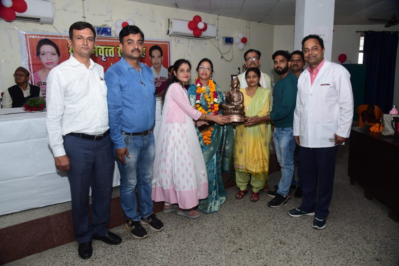 सेवा निवृत्ति पर सीनियर नर्सिंग ऑफिसर को प्रदन किया गया आजीवन उपलब्धि पुरस्कार