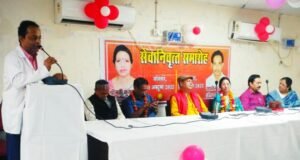 सेवा निवृत्ति पर सीनियर नर्सिंग ऑफिसर को प्रदन किया गया आजीवन उपलब्धि पुरस्कार