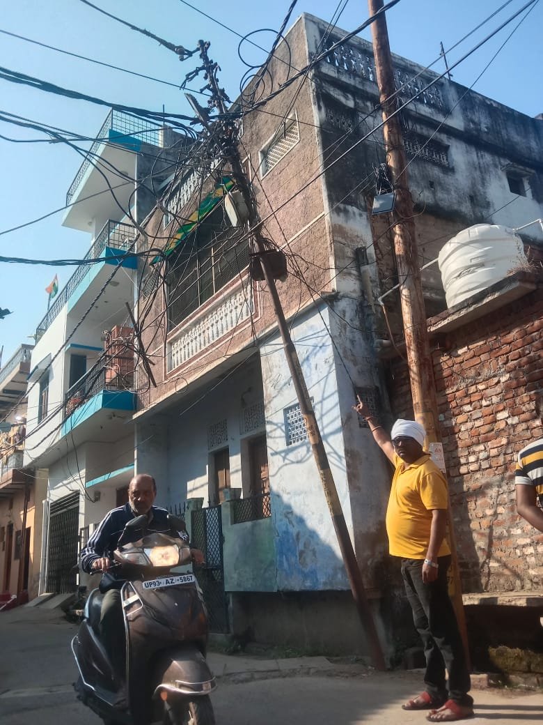 बिजली का झुका हुआ खंभा