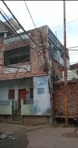 बिजली का झुका हुआ खंभा