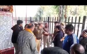 मंदिर में खंडित की गयी प्रतिमा
