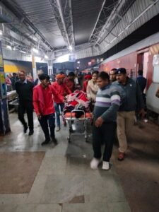 महिला ने ट्रेन कोच में दिया बच्चे को जन्म