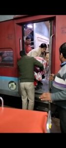 महिला ने ट्रेन कोच में दिया बच्चे को जन्म