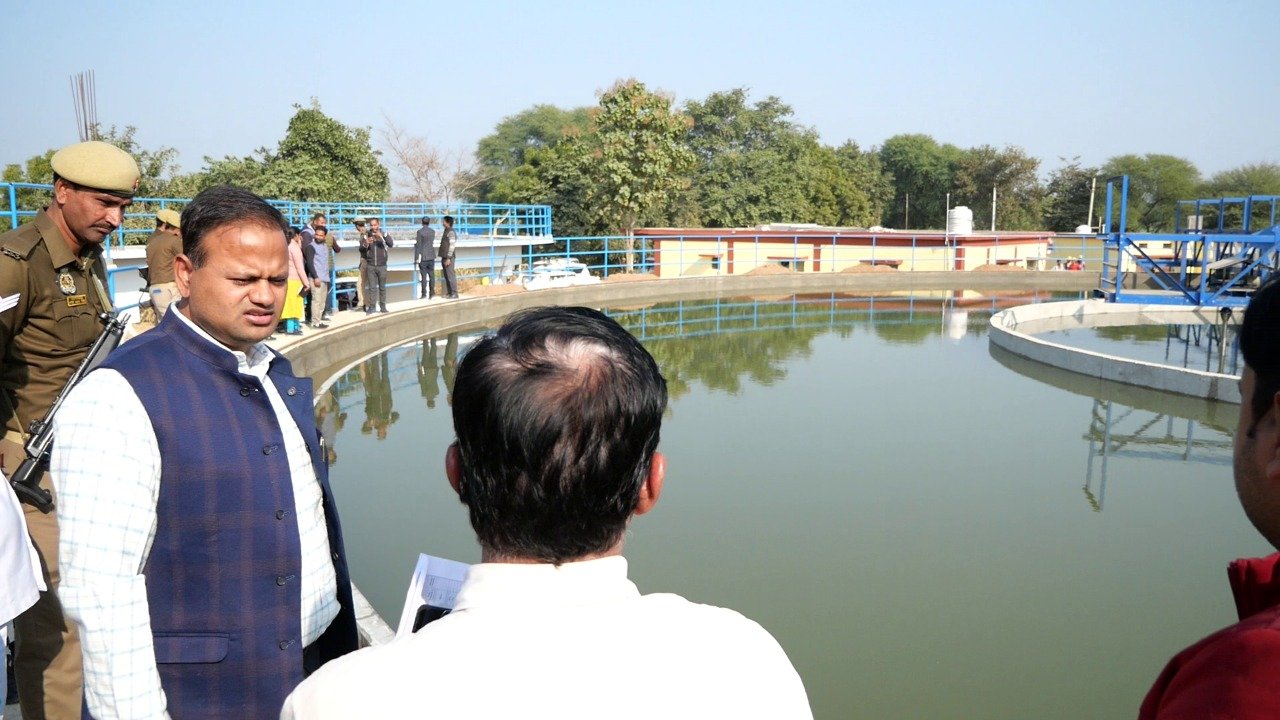 जिलाधिकारी पेयजल योजनाओं के निर्माण कार्यों का निरीक्षण