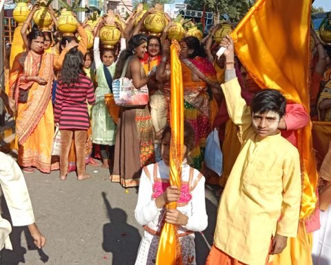 धूमधाम से निकली श्रीमद भागवत की शोभायात्रा