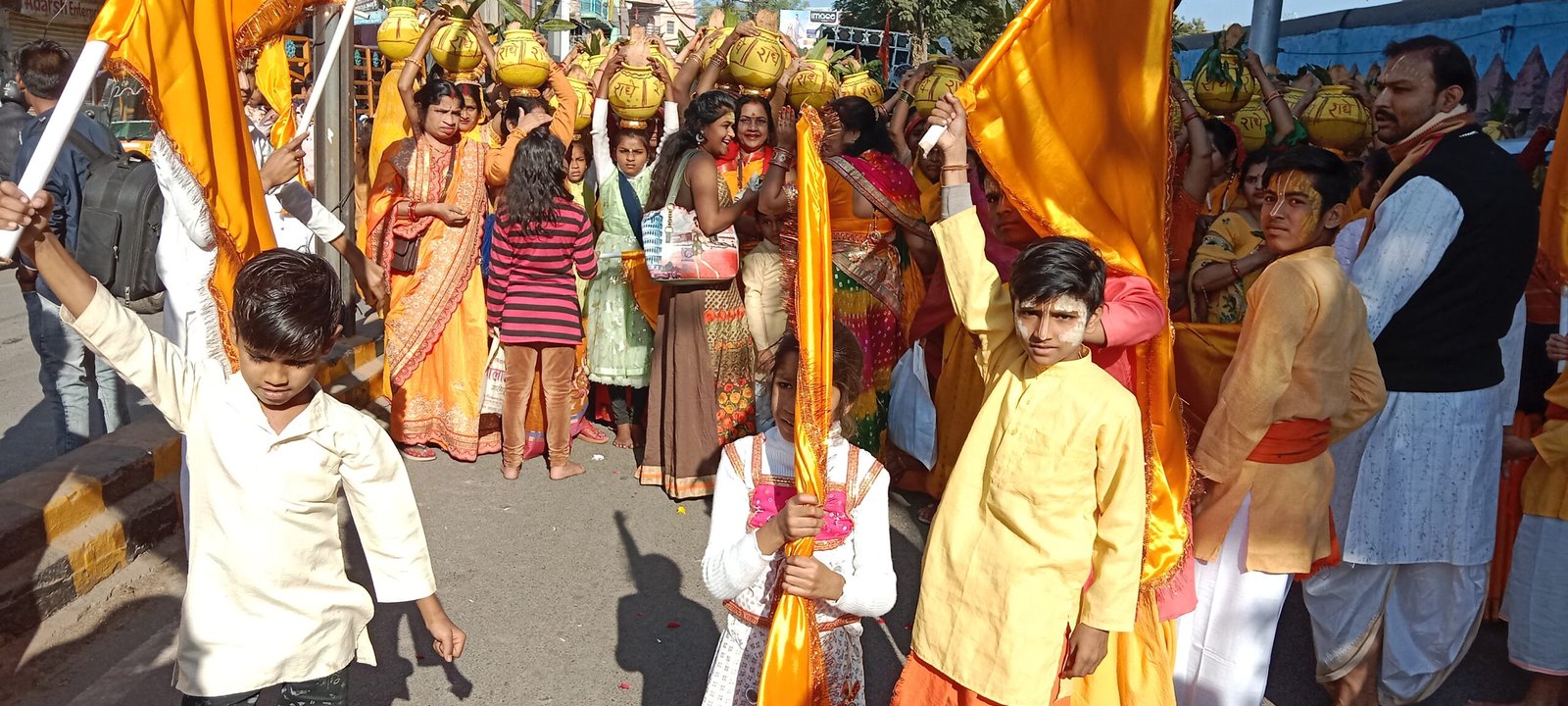 धूमधाम से निकली श्रीमद भागवत की शोभायात्रा