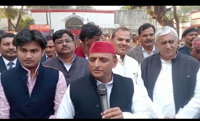 झांसी 26 दिसंबर (वार्ता) झांसी जेल में बंद समाजवादी पार्टी (सपा) के पूर्व विधायक से मिलने पहुंचे पूर्व मुख्यमंत्री और पार्टी अध्यक्ष अखिलेश यादव