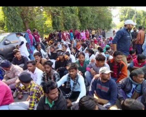 मेडिकल कॉलेज में कर्मचारी हड़ताल