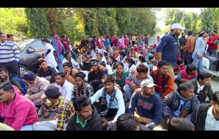 मेडिकल कॉलेज में कर्मचारी हड़ताल