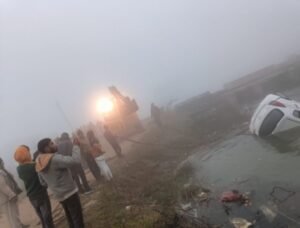 जालौन में तेज रफ्तार कार नहर में गिरी