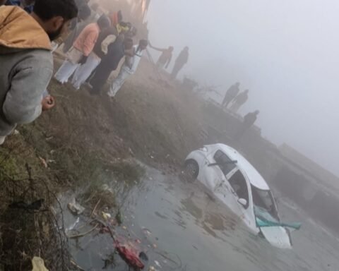 जालौन में तेज रफ्तार कार नहर में गिरी