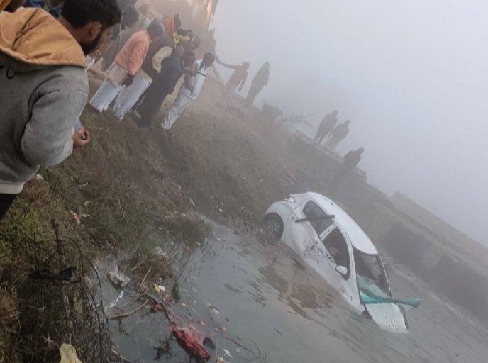 जालौन में तेज रफ्तार कार नहर में गिरी