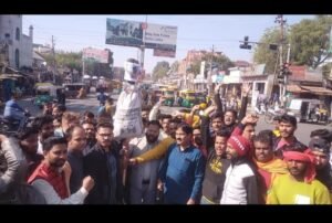 शाहरुख़ खान का पुतला फूंका झांसी