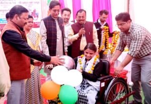 मोटराइज़्ड ट्राइसाईकिलें वितरित