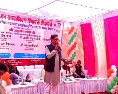 मोटराइज़्ड ट्राइसाईकिलें वितरित