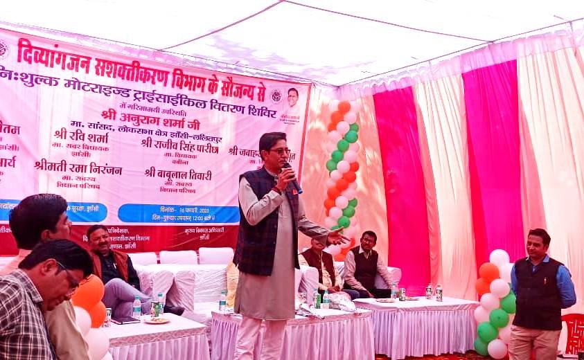 मोटराइज़्ड ट्राइसाईकिलें वितरित