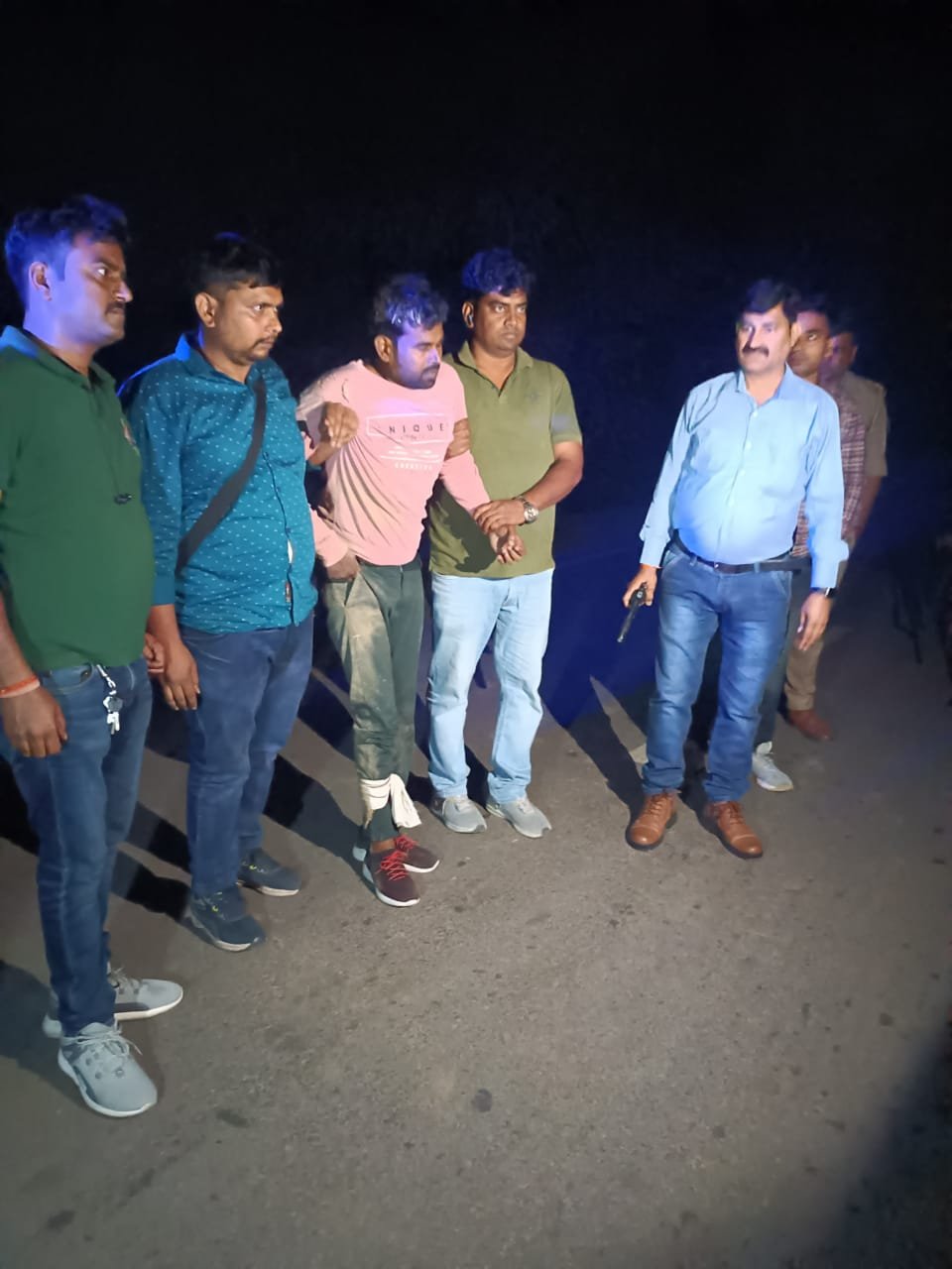 मुठभेड़ में दो बदमाश गिरफतार