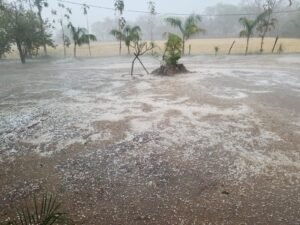 तेज बारिश के साथ ओलावृष्टि