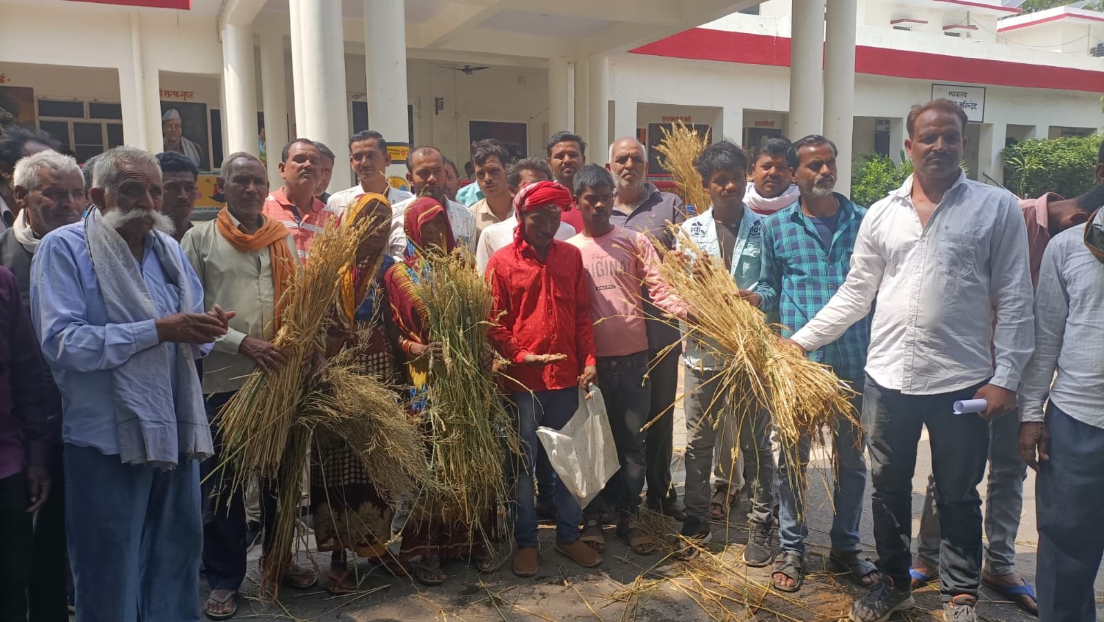 परेशान किसान पहुंचे कलेक्ट्रेट