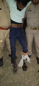 आरोपी पुलिस के साथ मुठभेड़ में गिरफ्तार