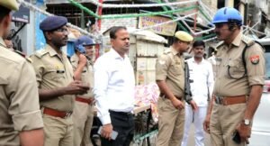 अधिकारी उतरे सड़क पर
