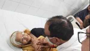 बृजेश पाठक जिला अस्पताल में