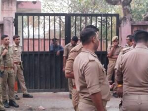 वकील हिमांशु पांडे और असद के फूफा, असद अहमद का शव लेने झांसी पहुंचे