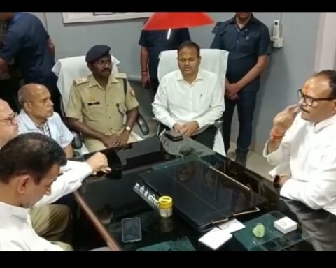 बृजेश पाठक जिला अस्पताल में