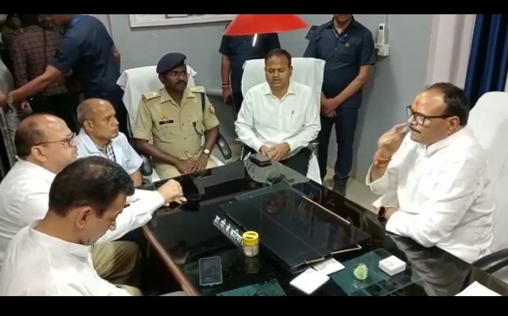 बृजेश पाठक जिला अस्पताल में
