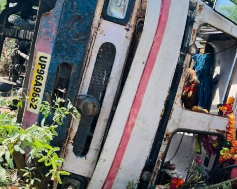 एरच थानाक्षेत्र में एक प्राइवेट बस के पलटने