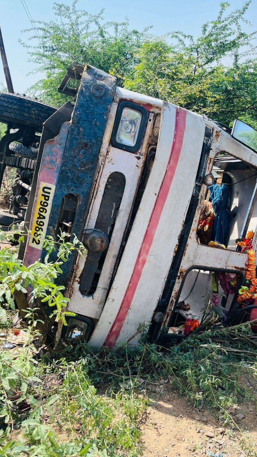 एरच थानाक्षेत्र में एक प्राइवेट बस के पलटने