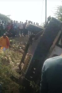 बस पलटी
