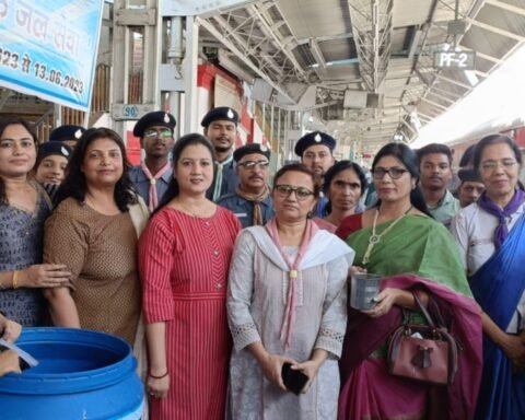 रेलयात्रियों के लिए नि:शुल्क ठंडा पानी