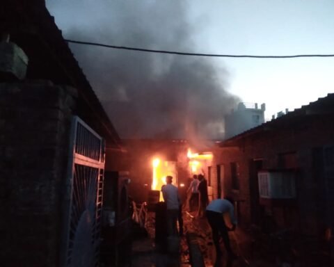 आग बुझाने पहुंची सूखी दमकल गाड़ी