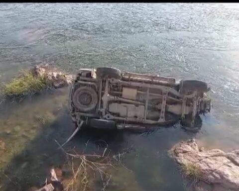 कार गिरी नदी में