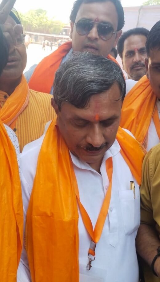 की आंधी में उड़े विरोधी