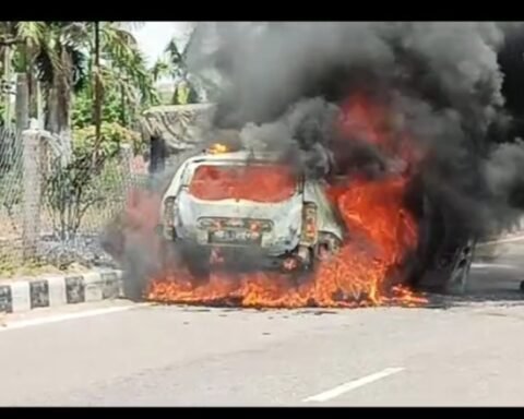 कार बनी आग का गोला