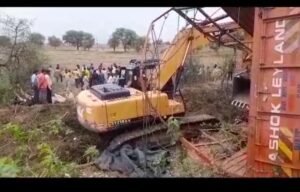 गौवंश से भरा ट्रक गिरा खाई में