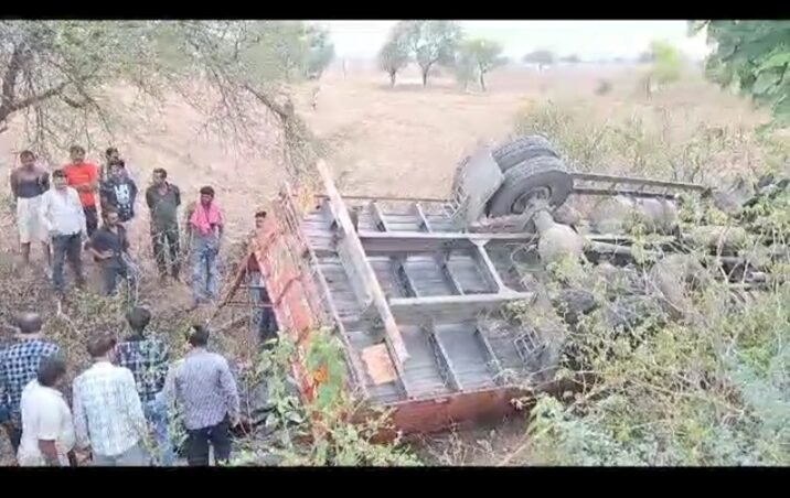 गौवंश से भरा ट्रक गिरा खाई में