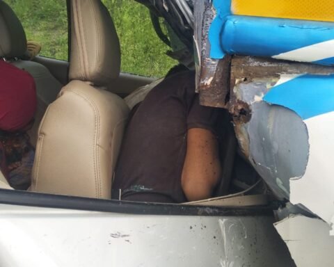 बस और कार की भिड़ंत