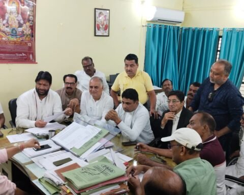 कांग्रेसियों ने किया विभाग का घेराव