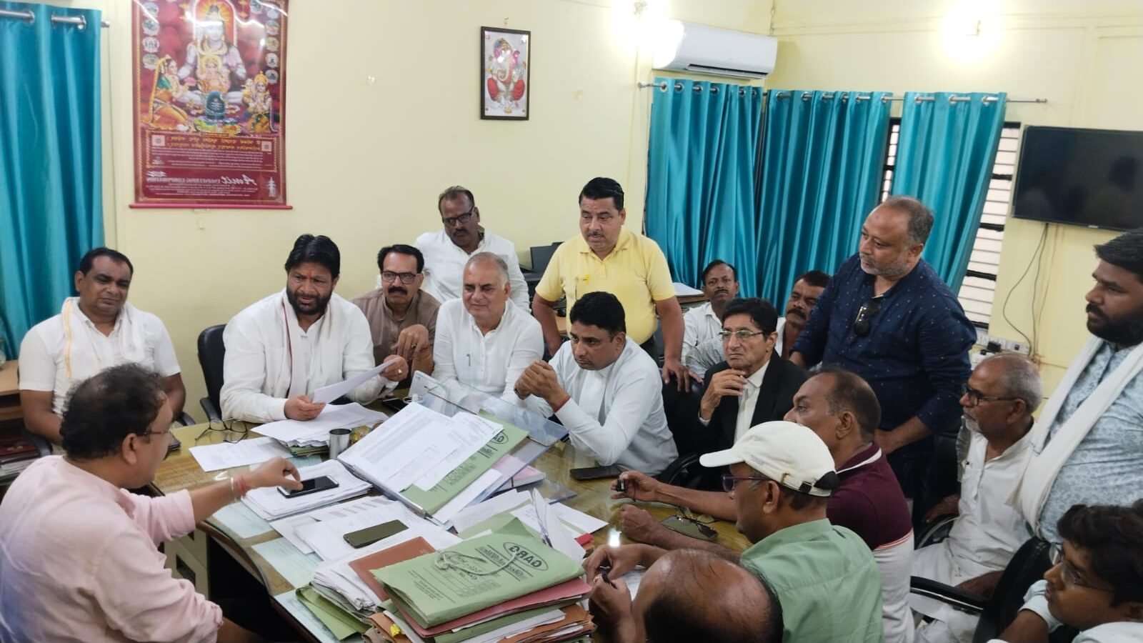 कांग्रेसियों ने किया विभाग का घेराव