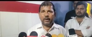 युवक पर चाकुओं से हमला